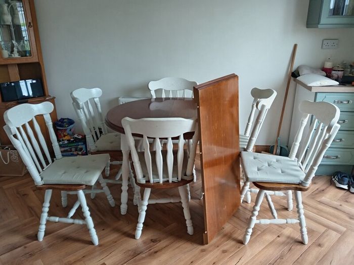 Extendable Table and 6 chairs can be used as a round table with 4 chairs