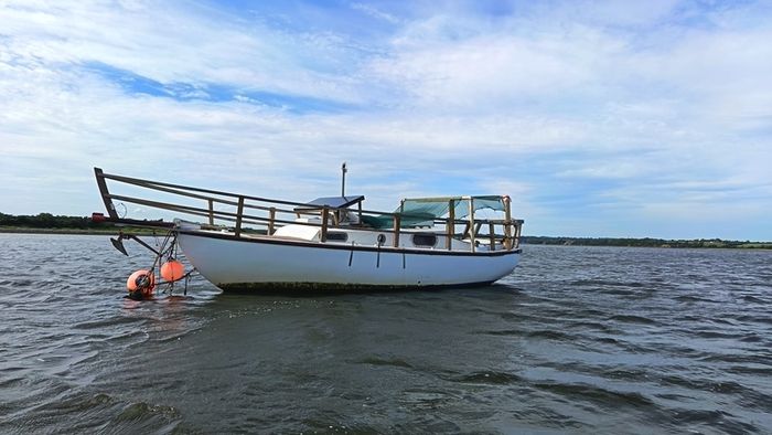 32 FT sailing boat 4 sleeper