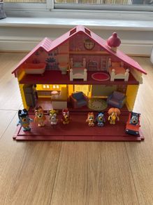 Bluey House with figures