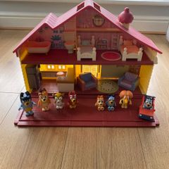 Bluey House with figures