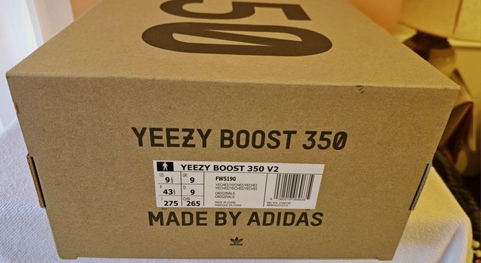Authentic Brand New Yeezy 350 Yecheil UK9