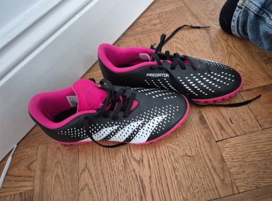 Kids  football shoes predator  new condition