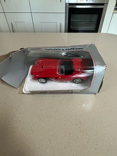 Ferrari Testarossa 250 Scale 1/24 Ford Dealer Burago
