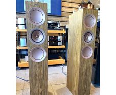 Kef R500 Reference Level Walnut Stunning Floorstanding Speakers Pristine condition Boxed half the Retail price like New