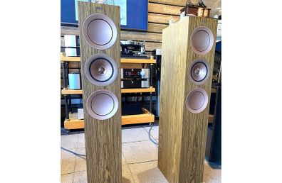 Kef R500 Reference Level Walnut Stunning Floorstanding Speakers Pristine condition Boxed half the Retail price like New