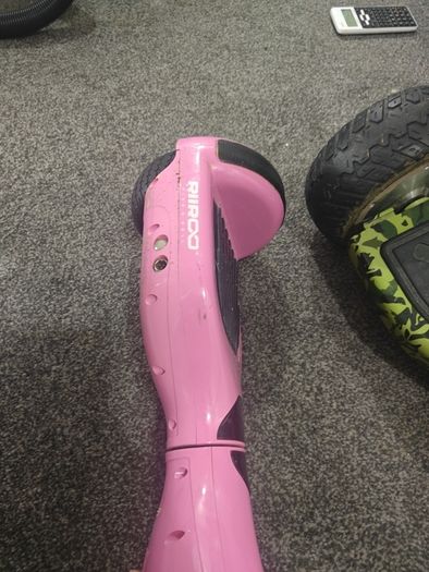 2 hoverboards comes with 1 charger