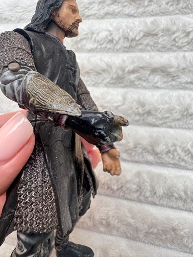 Lord of the Rings Helm's Deep Aragorn Action Figure Damaged NO Finger approx. 16 cm. Used Please see photos