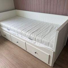 Hemnes Daybed & matching side table.