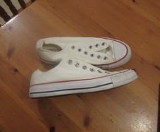 Converse     white size 5    white