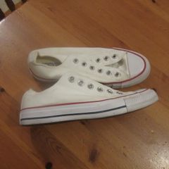 Converse     white size 5    white