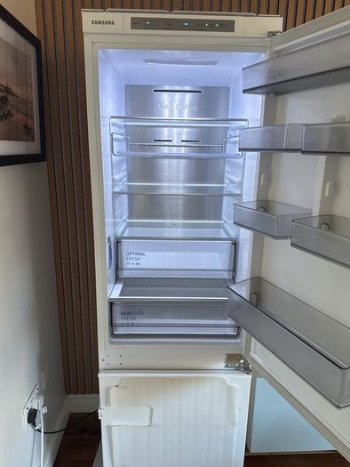 SAMSUNG integrated Fridge Freezer : BRB26705FWW