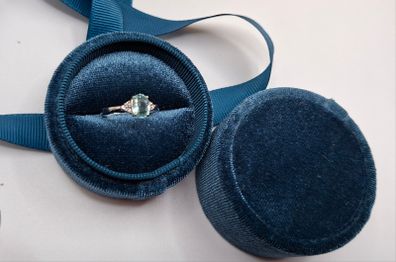 A stunning 18 ct white gold aquamarine ring size N