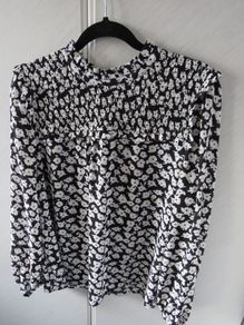 M & S Top Black & White Size 14 Loose
