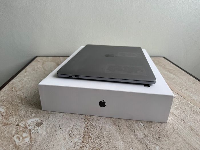 MacBook Pro (13-inch, 2019, Four Thunderbolt 3 ports)