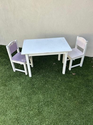 kids table and chairs