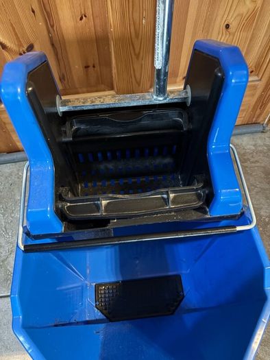 SYR mop and bucket