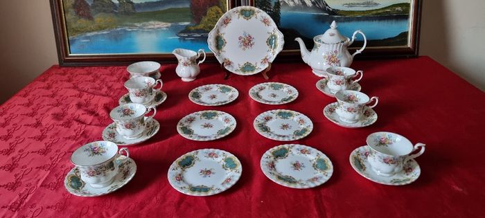 22 Piece Royal Albert Berkeley Bone China Gold Gilt Tea Set With Large Tea Pot For 6 Person Setting Made In England