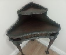 Corner table