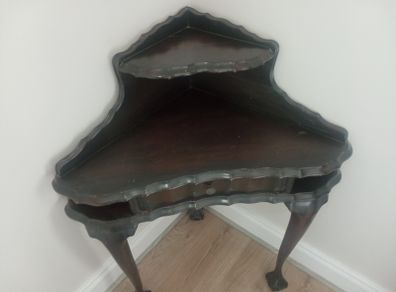 Corner table