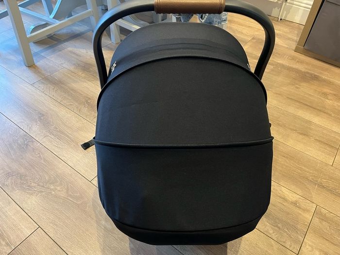Joie iLevel infant car seat and Joie Encore Base