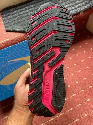 Brooks launch 9 GTS size UK 10