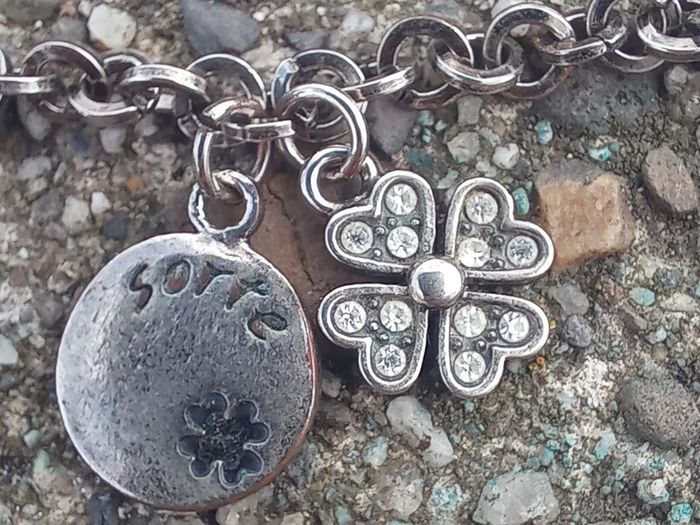 Vintage jewelry is sold individually for 5 to 10 euros