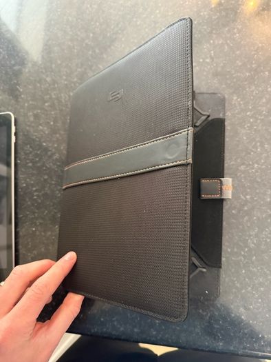 Apple iPad 5th Generation 32GB WiFi Case Included