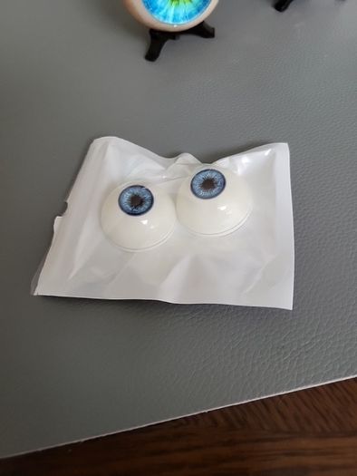 Glass eyes 10e each
