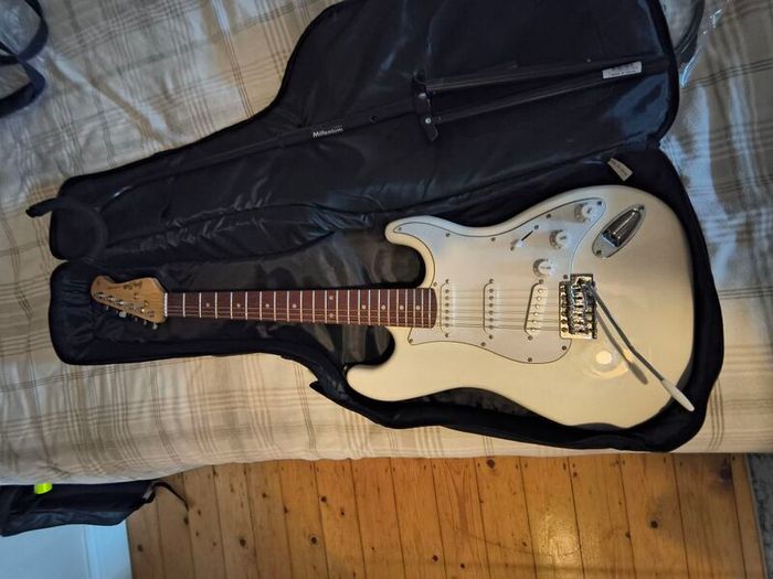 Harley Benton guitar ST-20 WH Standard Series + Harley Benton HB-10G Amp + Thomann bag + stand