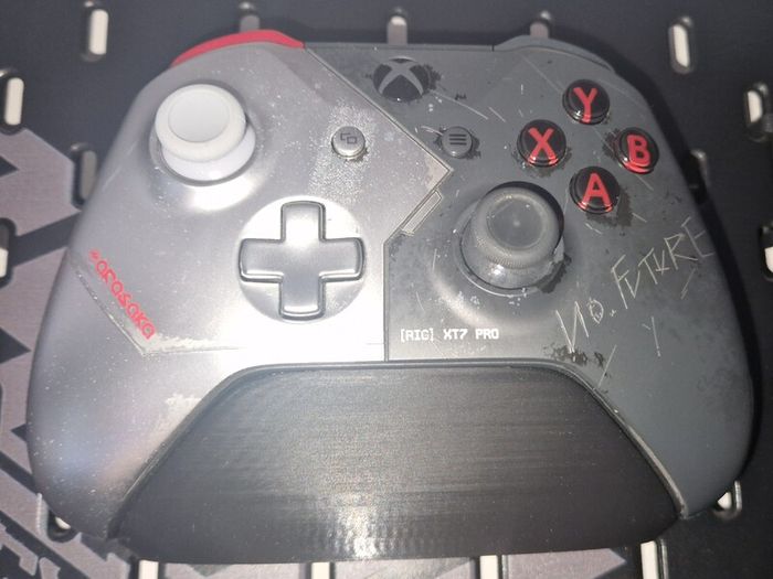 3D-printed XBOX controller holder for IKEA Skadis Pegboard