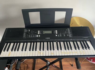 Yamaha electronic keyboard & stand