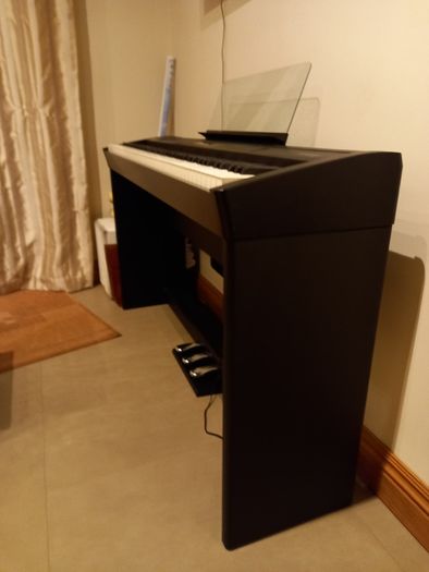 Roland electric  piano fp60 model in Black.