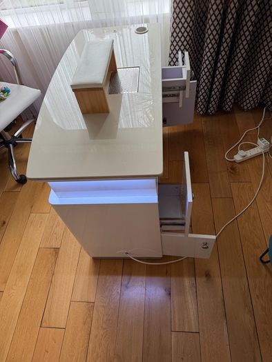 Manicure table