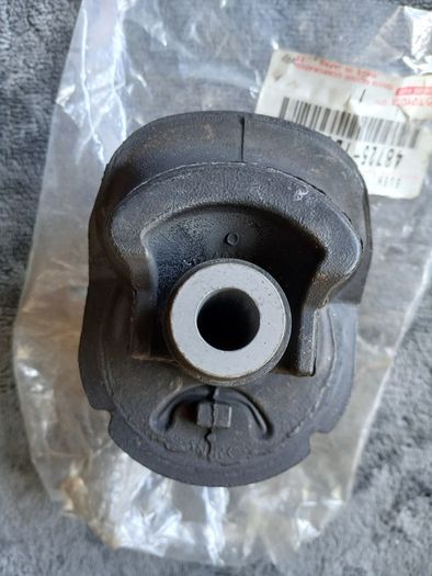 Genuine Toyota Corolla E12,verso Part 48725-12580 (bush, Rear Axle Carrier, Rh)