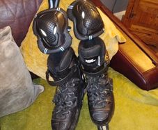 rollerblades and knee protection