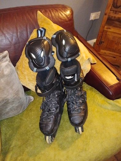 rollerblades and knee protection