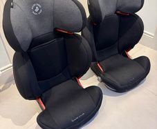 2 x Maxi Cosi Car Seats