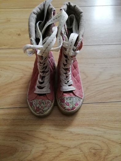 Girls boots
