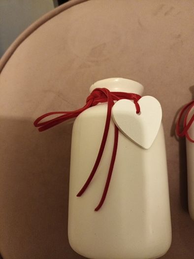 2 valentines vases with Heart detail