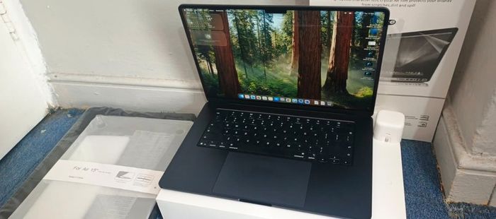MacBook Air 15.3 M5 16GB 512GB  Hub  Accessories