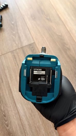 Makita DTW300Z 18V Brushless Impact Wrench + Battery & Charger
