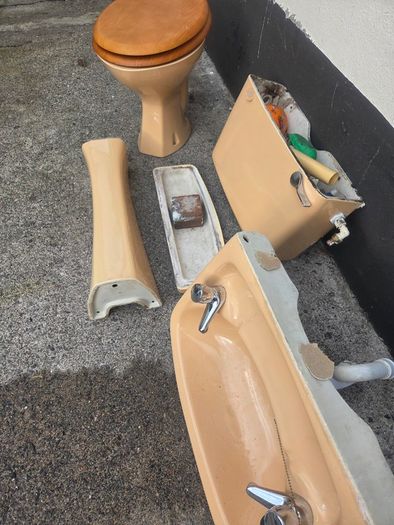 Open to offers-Retro/ Vintage bathroom sink and toilet