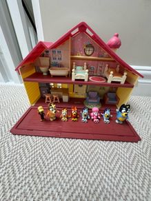 Bluey House & 8 Figure Set