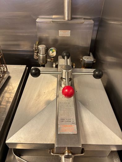 Henny Penny Pressure Fryer Model 500 with Computron 7000. Project or Parts Unit Spare Element Included