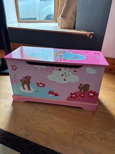 Toy storage box