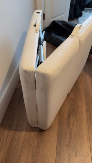 massage / therapy table foldable