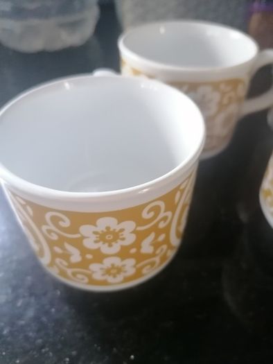 4 vintage Tams teacups 70s print