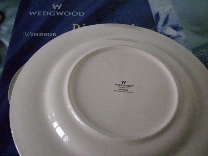 Boxed Cream Wedgwood Windsor Plate 17cm