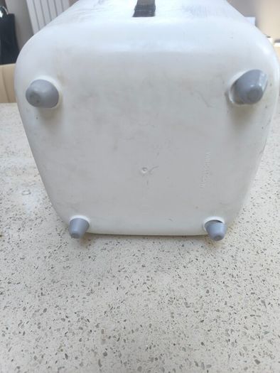 Pet food storage bin