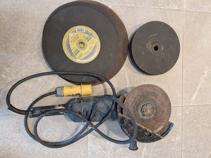 2x 230mm Angle Grinders + Discs
